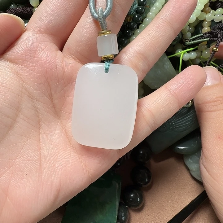 颈饰未镶嵌石英质玉