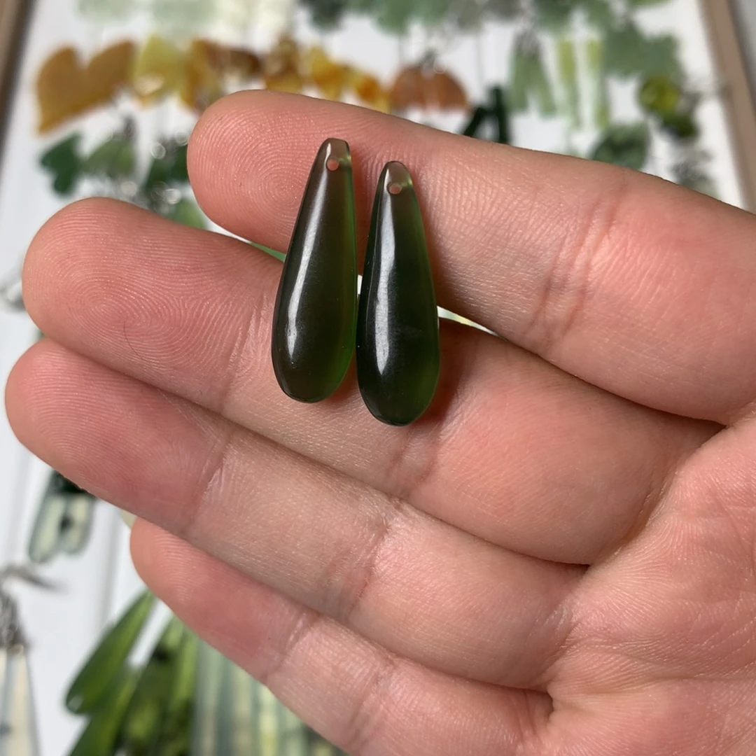 蛇纹石玉耳饰未镶嵌暴**财