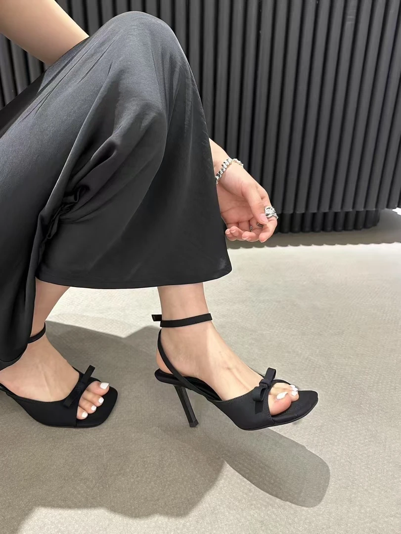 王小晓新品！脚腕细带银色蝴蝶结高跟凉拖鞋细跟露趾女凉鞋气质