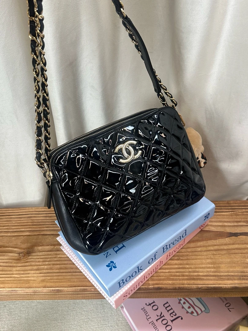 95新 Chanel/香奈儿 chanel黑金相机漆皮斜挎包