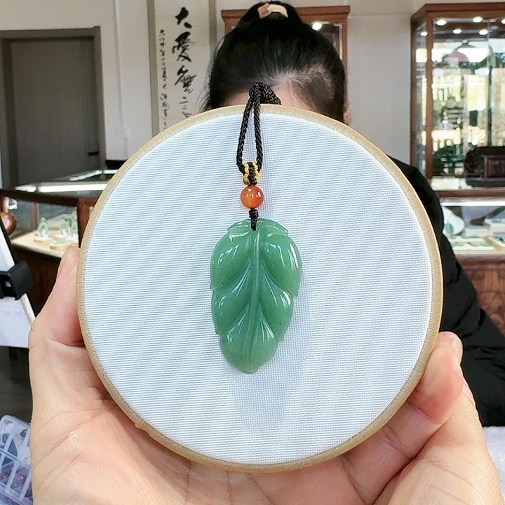 密玉（石英质玉）吊坠合金