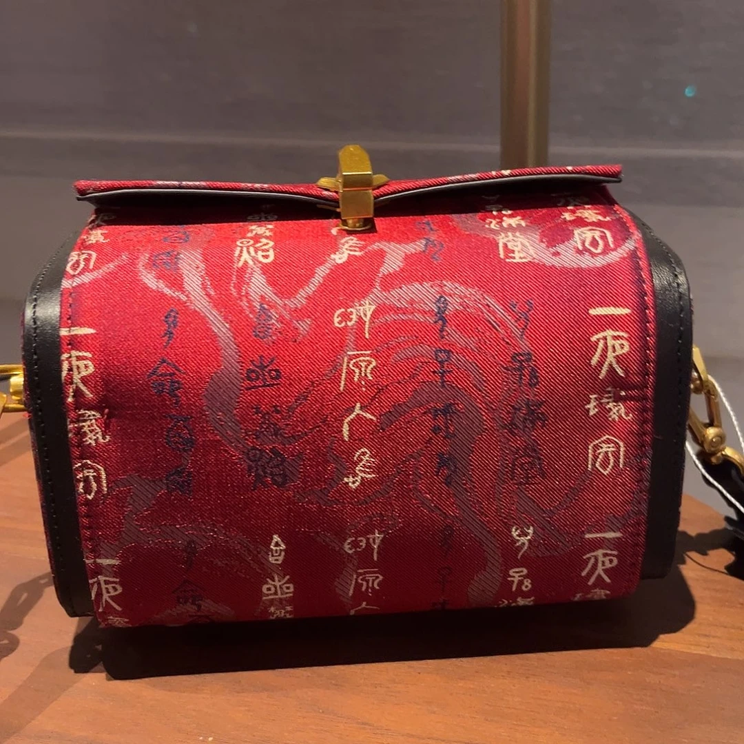 牛皮（革）蚕丝展厅同色同款