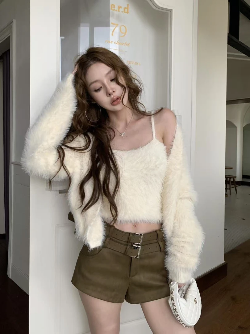 2025秋季新来辣妹风吊带背心长袖针织开衫女高腰百搭显瘦短裤套装