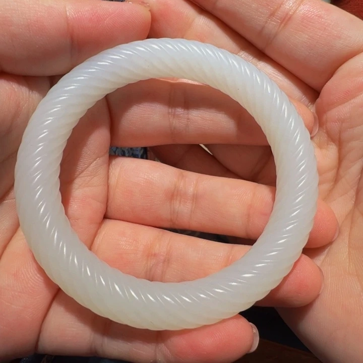 用***8和田玉未镶嵌颈饰