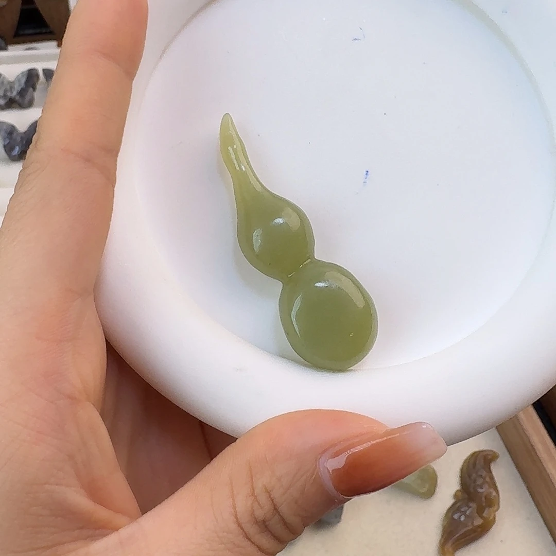 c***j和田玉未镶嵌珠宝半成品