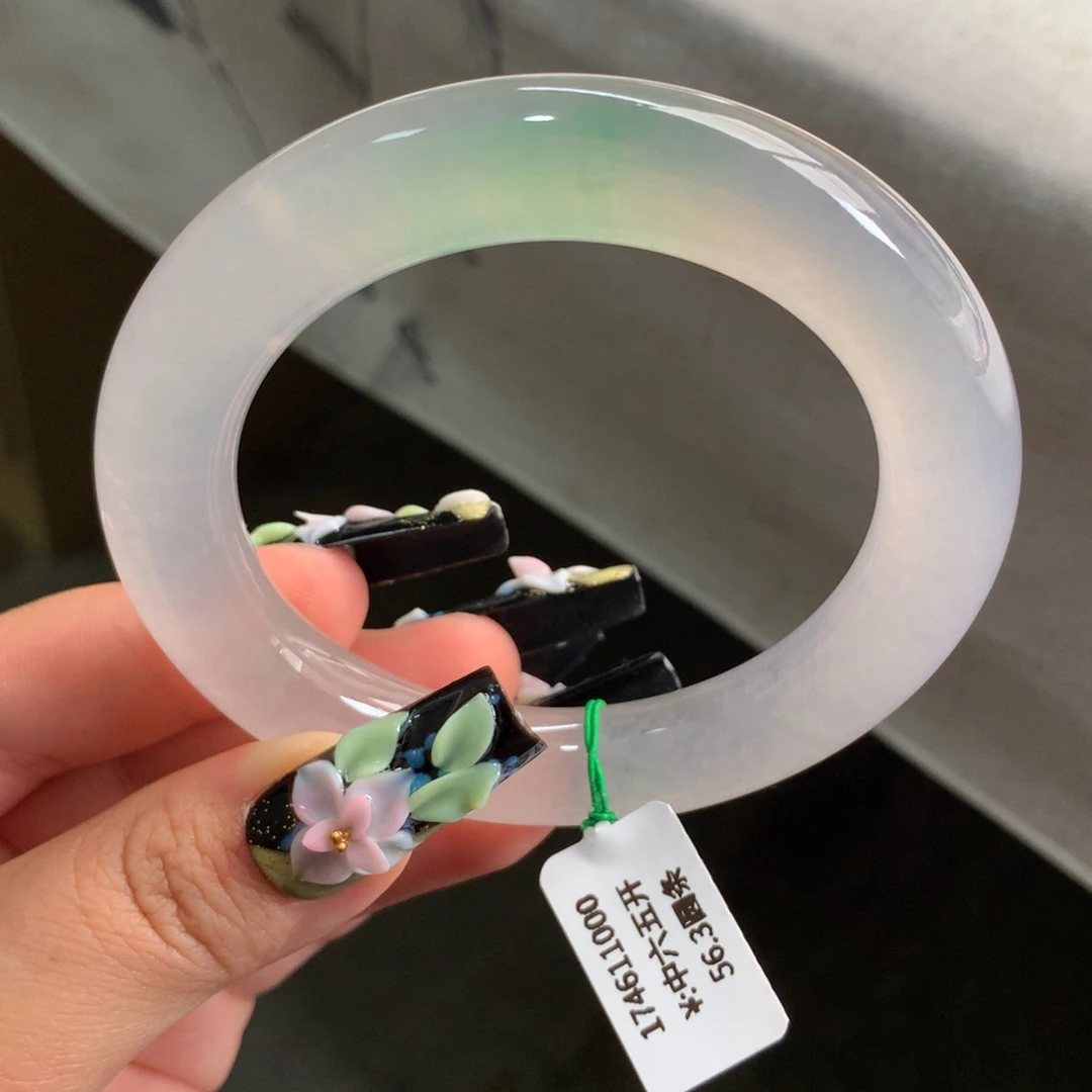 翡翠手镯未镶嵌一手）高冰冰绿飘花圆条，中六五开现询