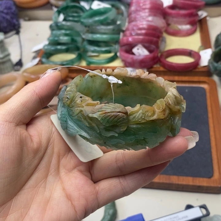 未镶嵌手镯石英质玉恐*?