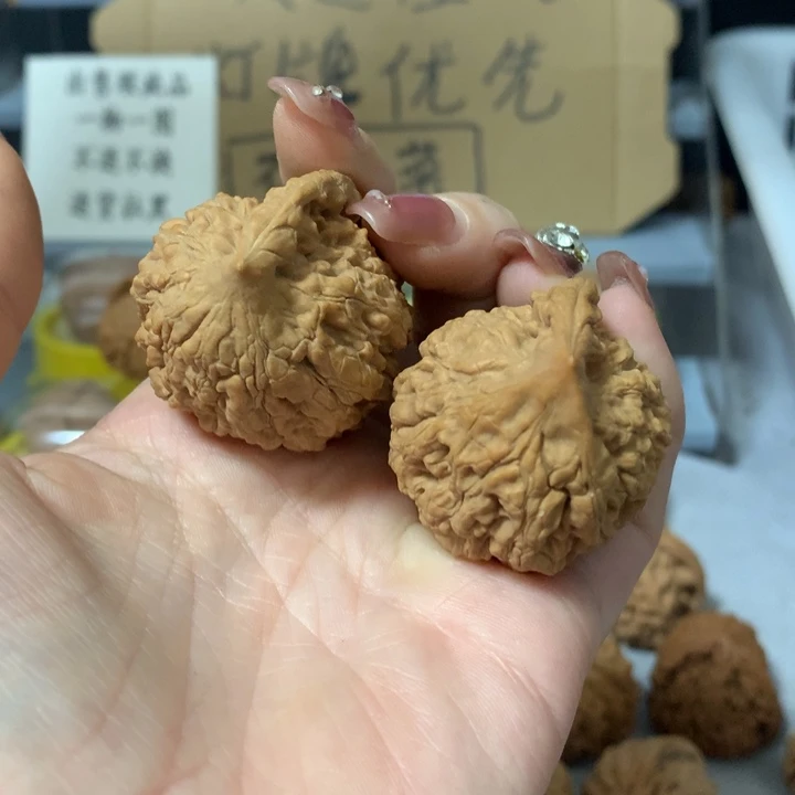 柏***檀吊坠文玩核桃异形单只，有瑕疵