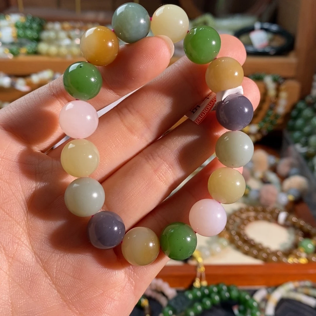 如***宝和田玉未镶嵌颈饰