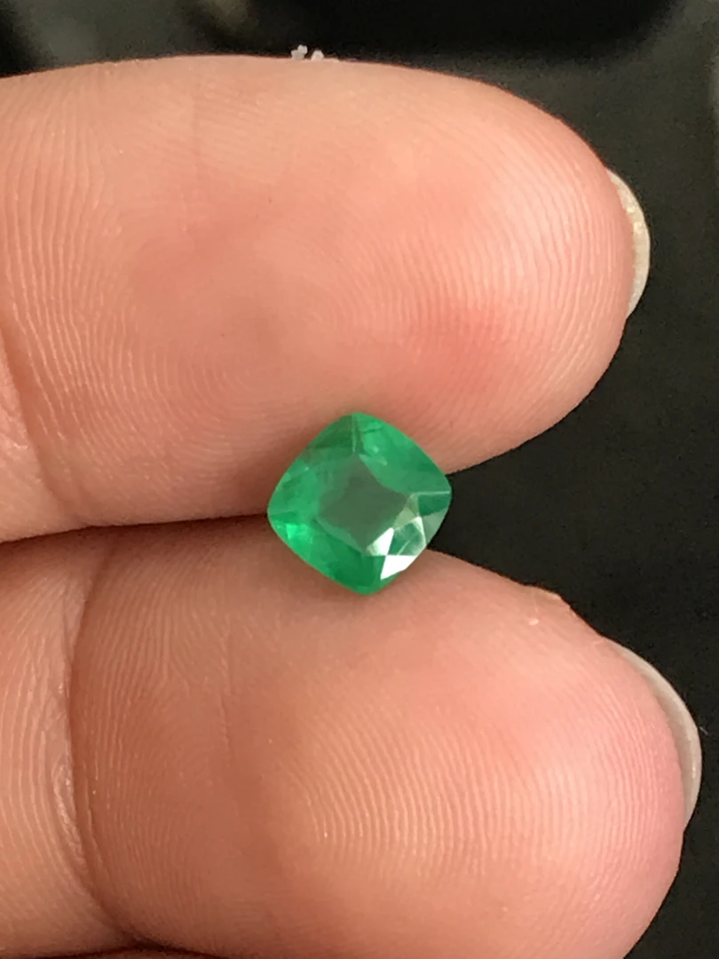 赞比亚天然祖母绿0.80分级微油有小包体