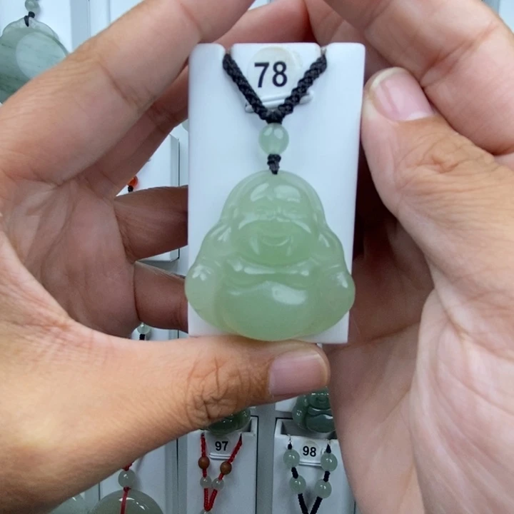 王***佑石英质玉未镶嵌颈饰