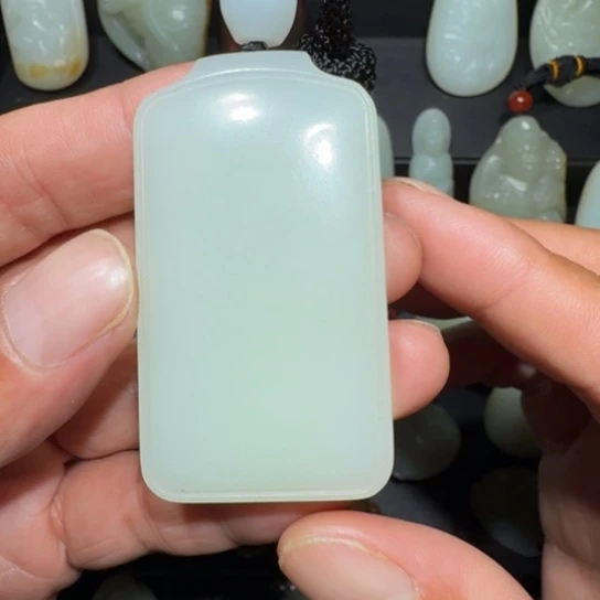 颈饰未镶嵌和田玉（糖玉）赫****。