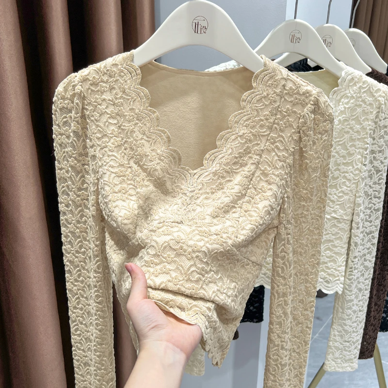 秋冬新款长袖V领镂空花纹纯色内搭上衣时髦洋气修身短款蕾丝小衫