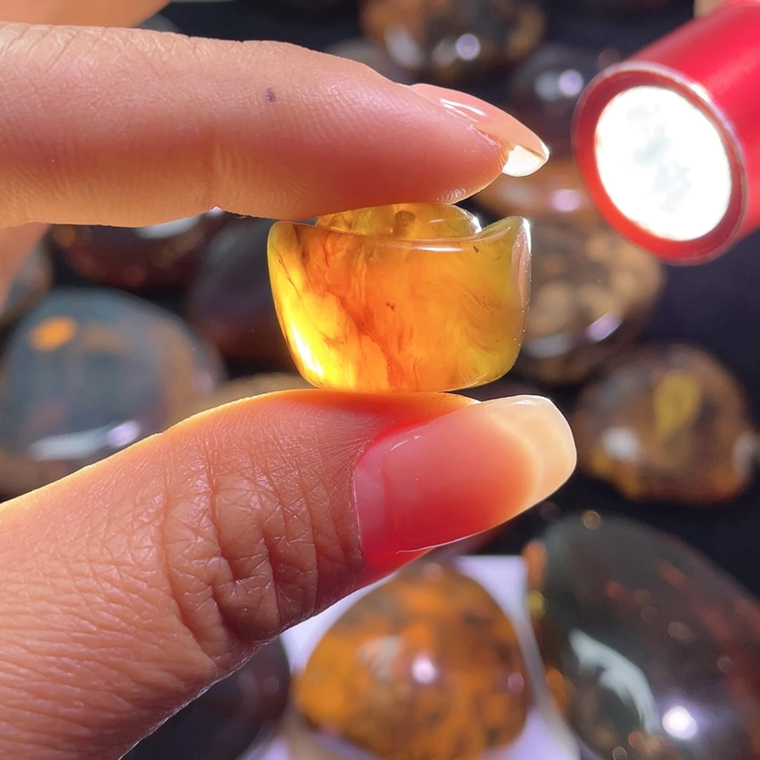 琥珀裸石未镶嵌？