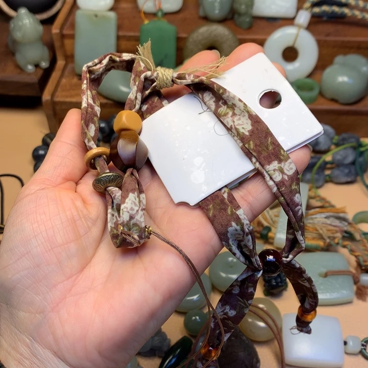 是***呀和田玉未镶嵌颈饰