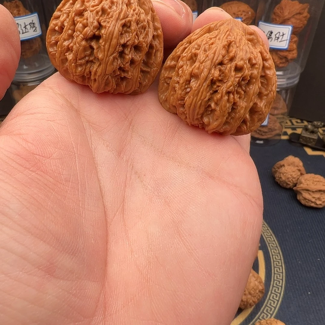 文玩核桃吊坠40红宝石