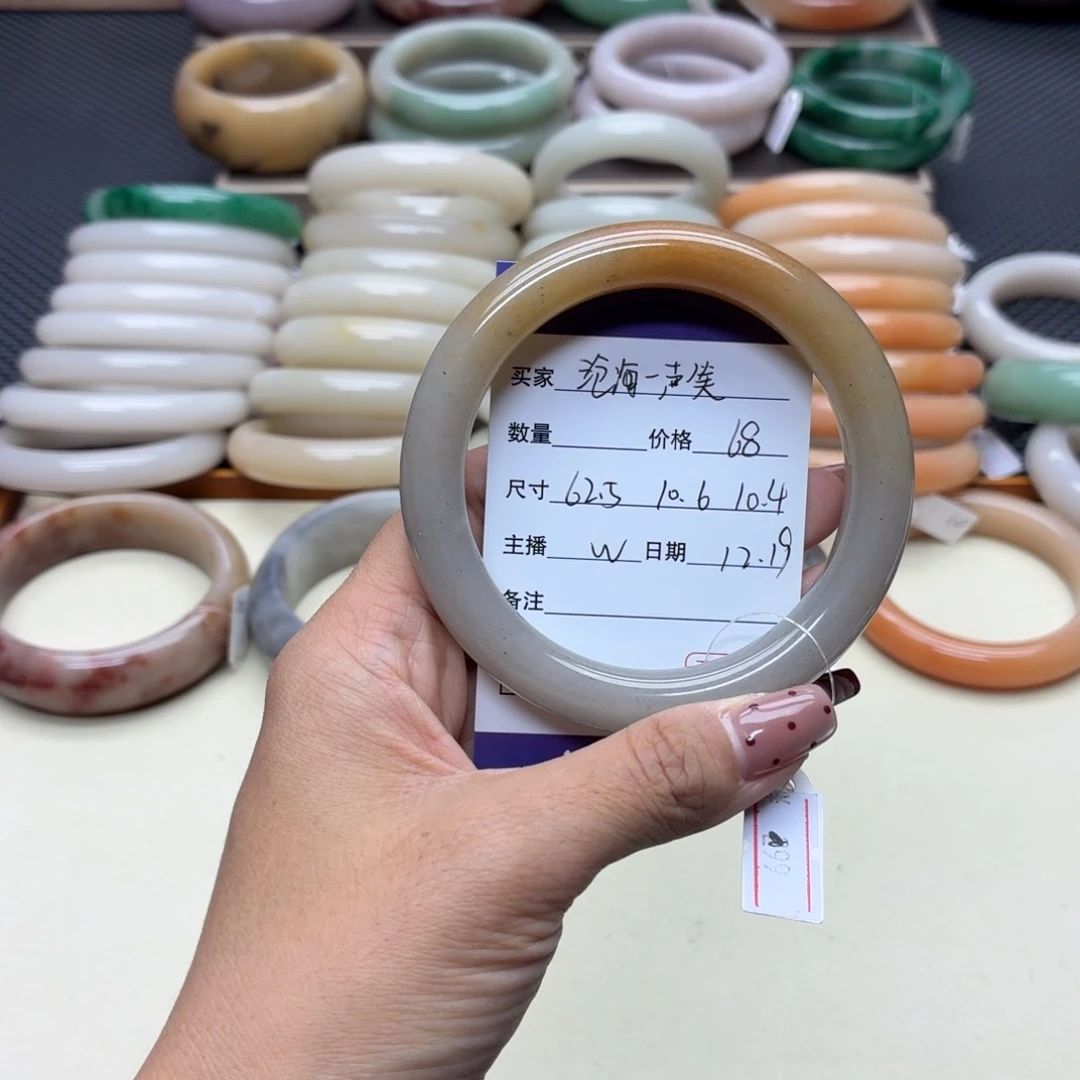 沧***笑石英质玉未镶嵌手镯