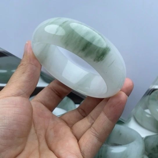 玉***露未镶嵌手镯石英质玉（金丝玉）