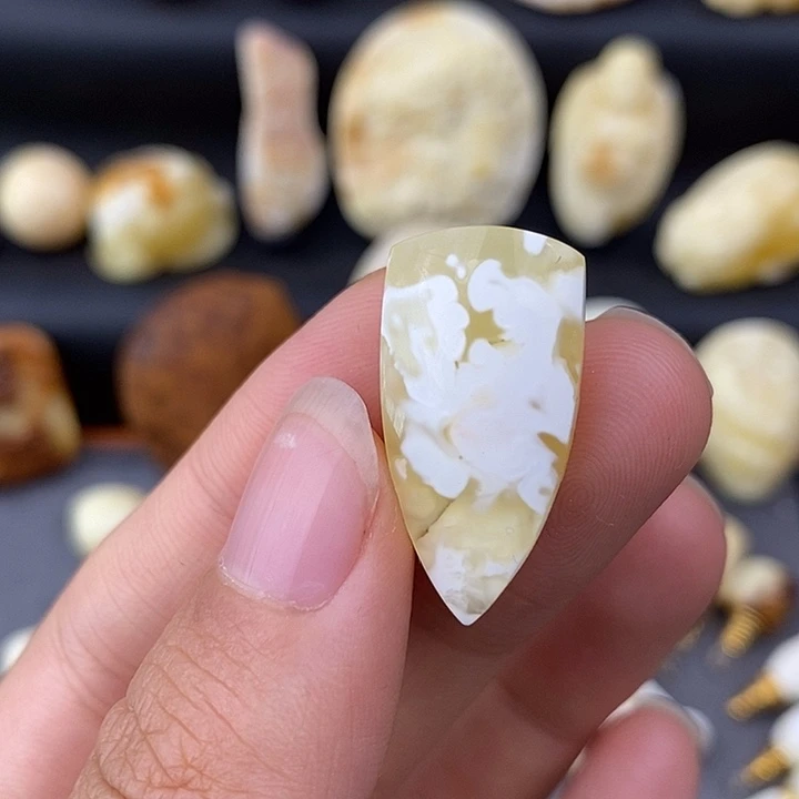 琥珀未镶嵌裸石金瓷白吊坠a695