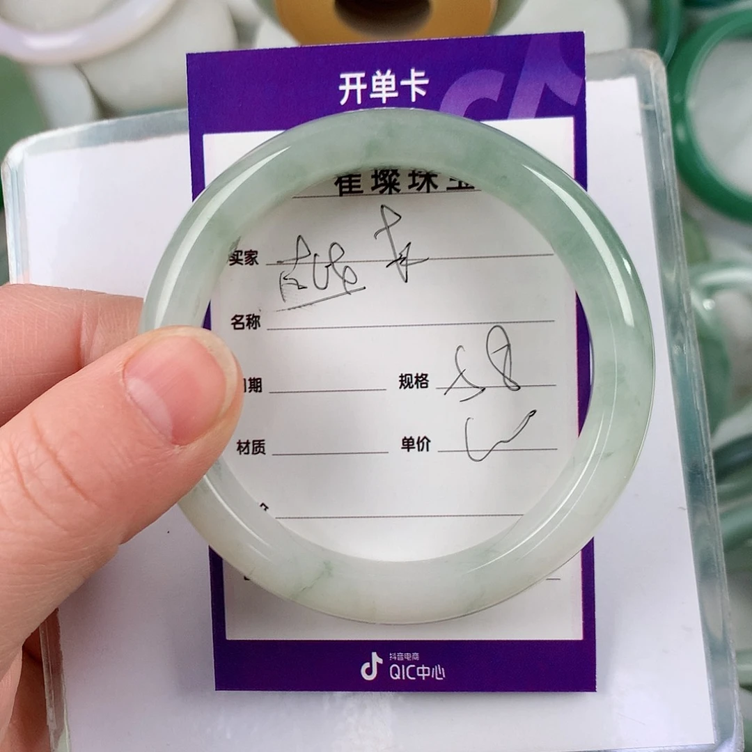 石英质玉手镯未镶嵌越**好
