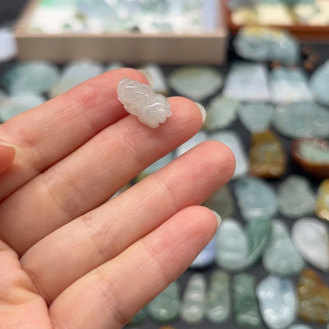 翡翠未镶嵌颈饰小貔貅