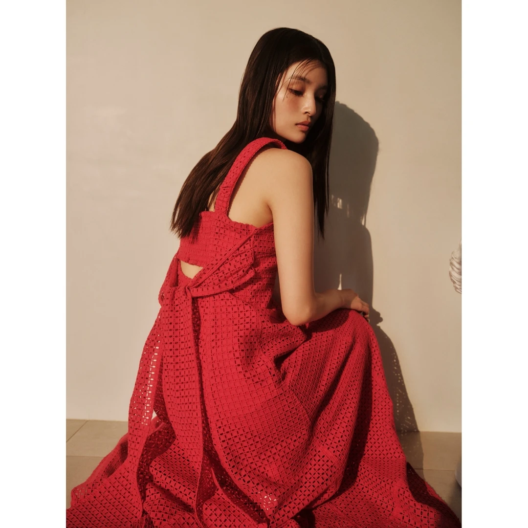 【胖虎家】夏季新款 F 时尚优雅刺绣蝴蝶结系带设计师吊带连衣裙