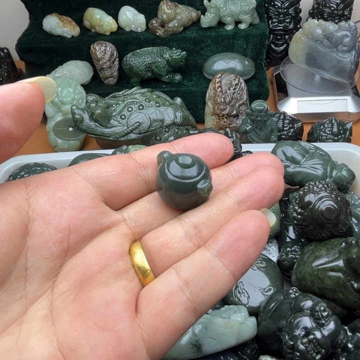 和田玉未镶嵌把件