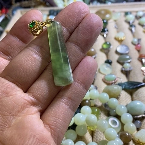 岫玉未镶嵌颈饰挂件