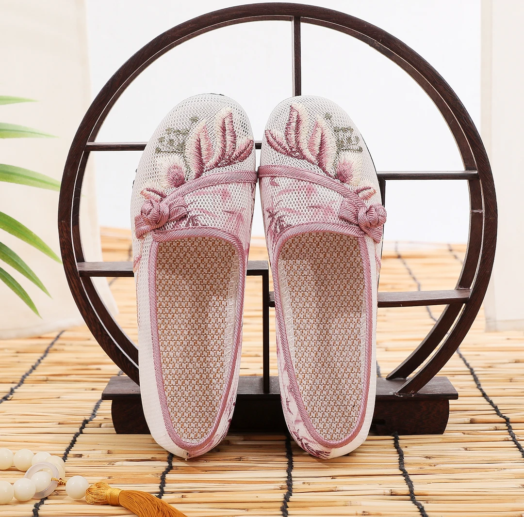 老北京布鞋夏季女时尚透气凉鞋镂空网面民族风绣花一脚蹬洞洞鞋