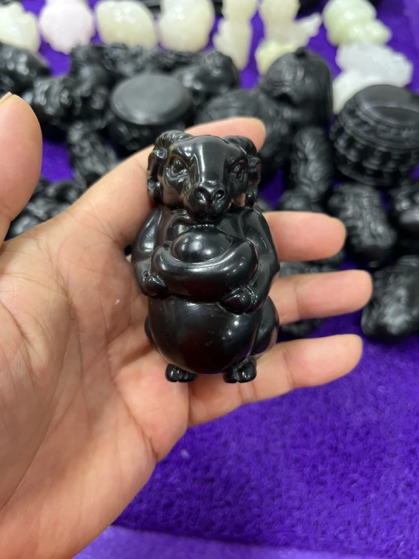 天然石雕精品羊，天然石头有纹有裂纯属正常。