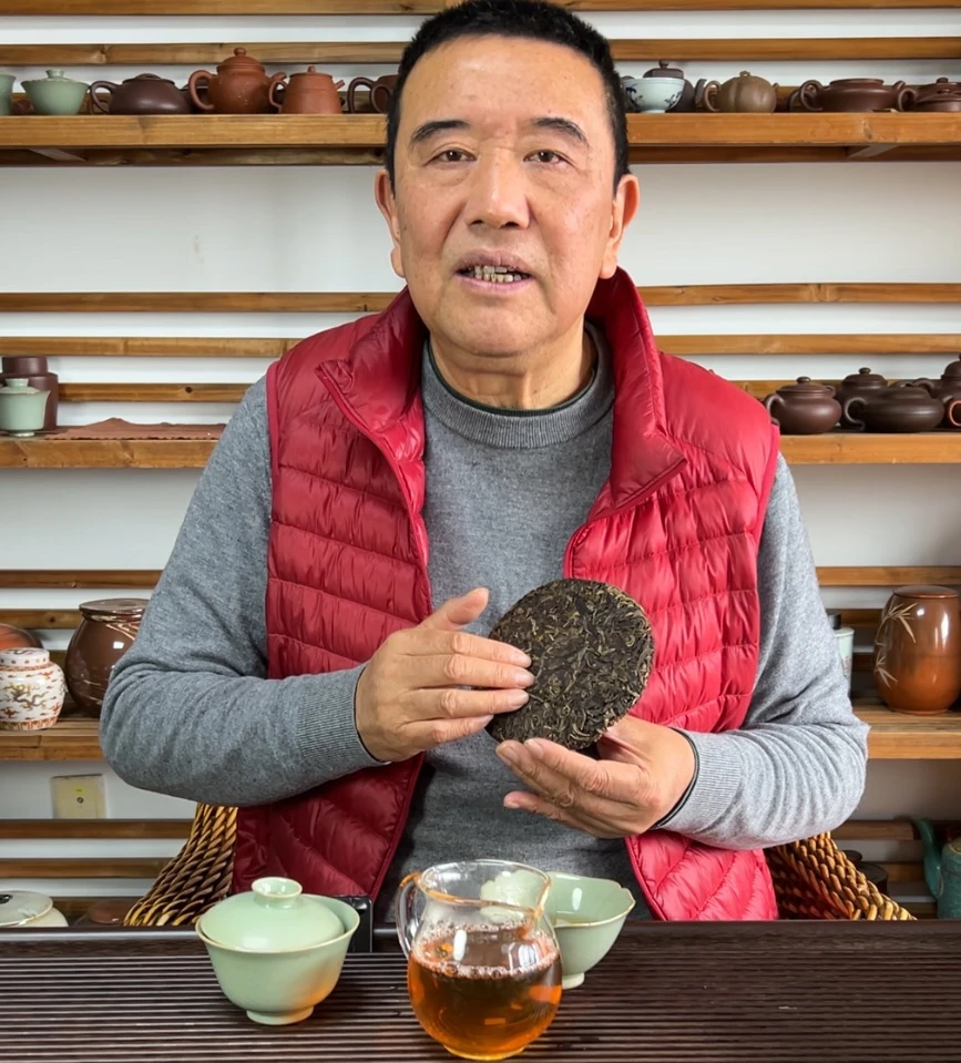 2005年老曼娥古树普洱生茶紧压茶