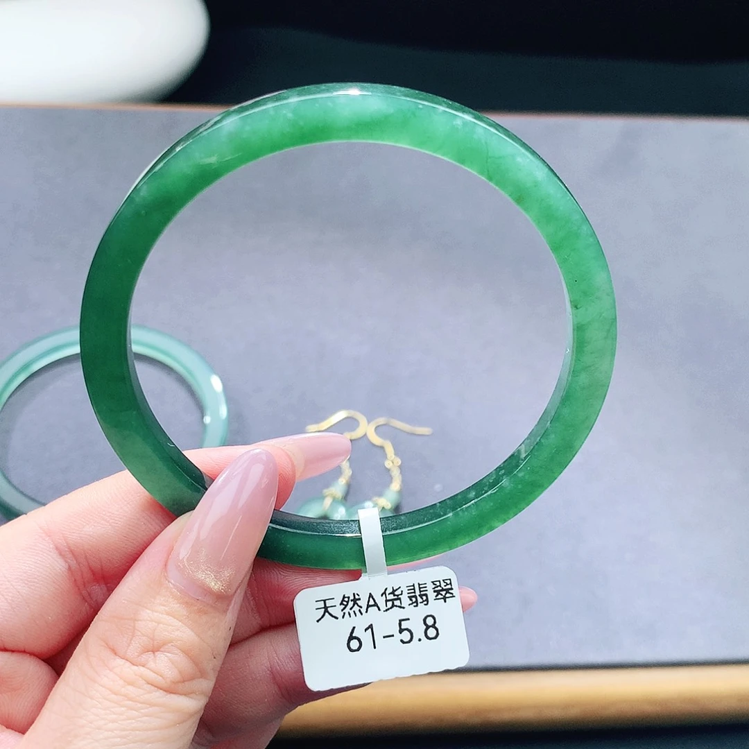 未镶嵌手镯（圆镯）翡翠