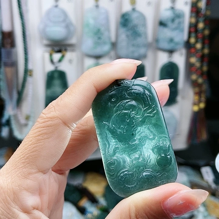 颈饰足铂镶嵌翡翠翡翠