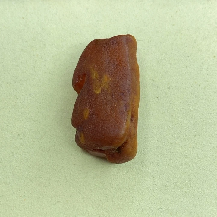 琥珀颈饰未镶嵌连****跑梨