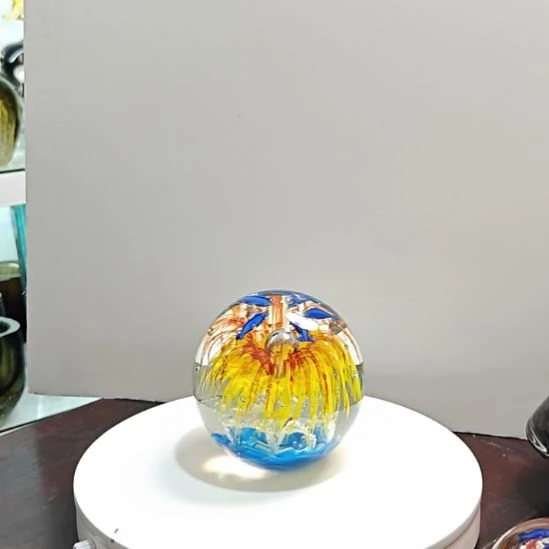 琉璃手工艺品直径12.5cm。琉璃礼花球