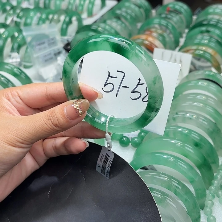 未镶嵌手镯石英质玉（非洲翠）