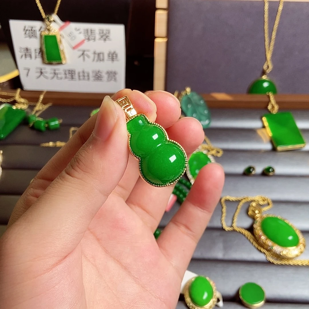 颈饰18K金镶嵌翡翠葫芦