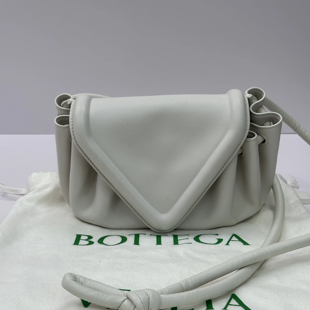 95新 BOTTEGA VENETA/葆蝶家 beak白色三角单肩斜挎包 03176