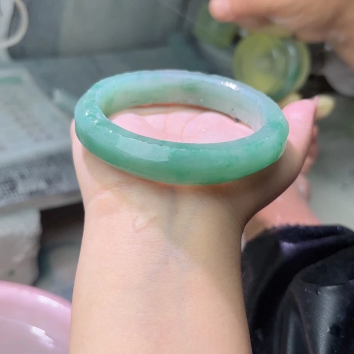 海****未镶嵌手镯石英质玉（非洲翠）定制