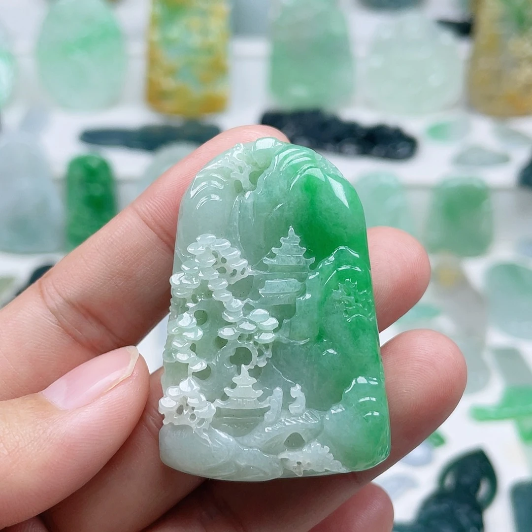 翡翠颈饰未镶嵌山水