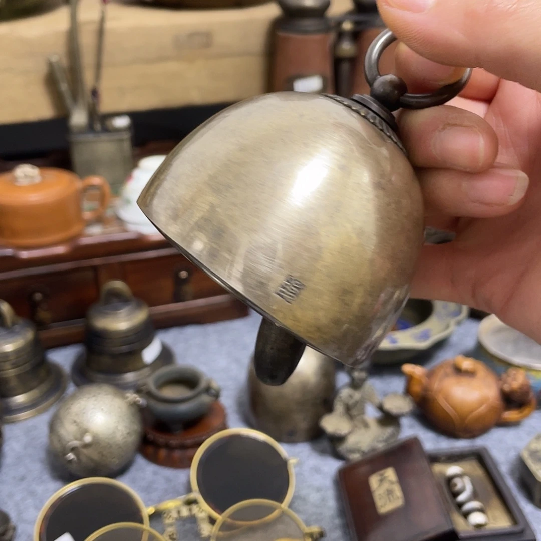 自***若铜摆件一个小物件。