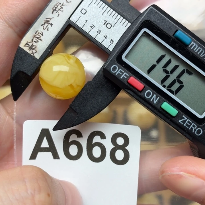 小***子蜜蜡未镶嵌裸石蜜蜡