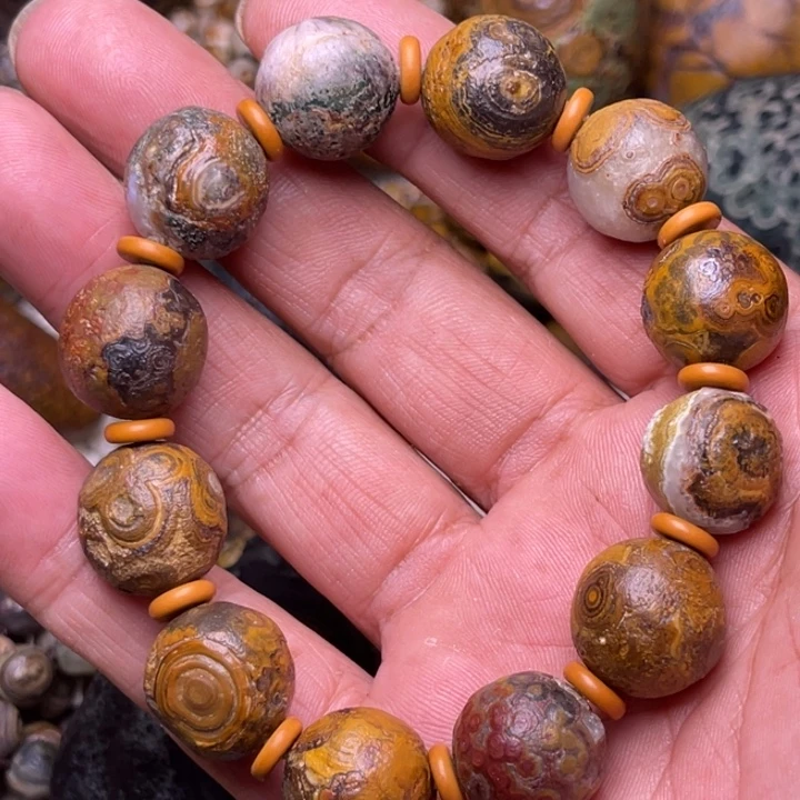 镀金戈壁滩上的玛瑙石石