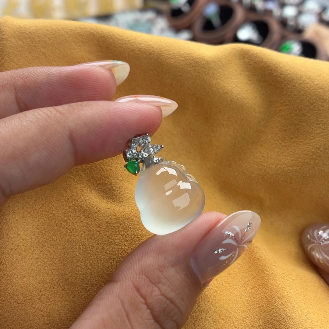 翡翠18K金镶嵌颈饰葫芦