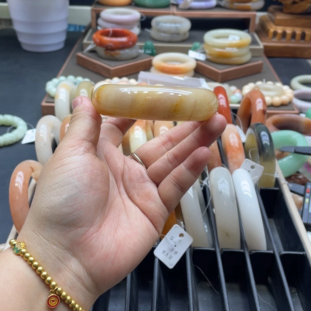 奥***哦石英岩玉未镶嵌手镯