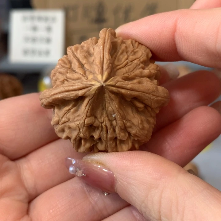 有***下吊坠文玩核桃异形单只，有瑕疵