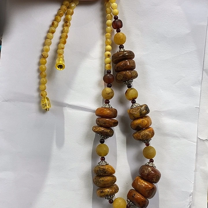 琥珀未镶嵌颈饰多人