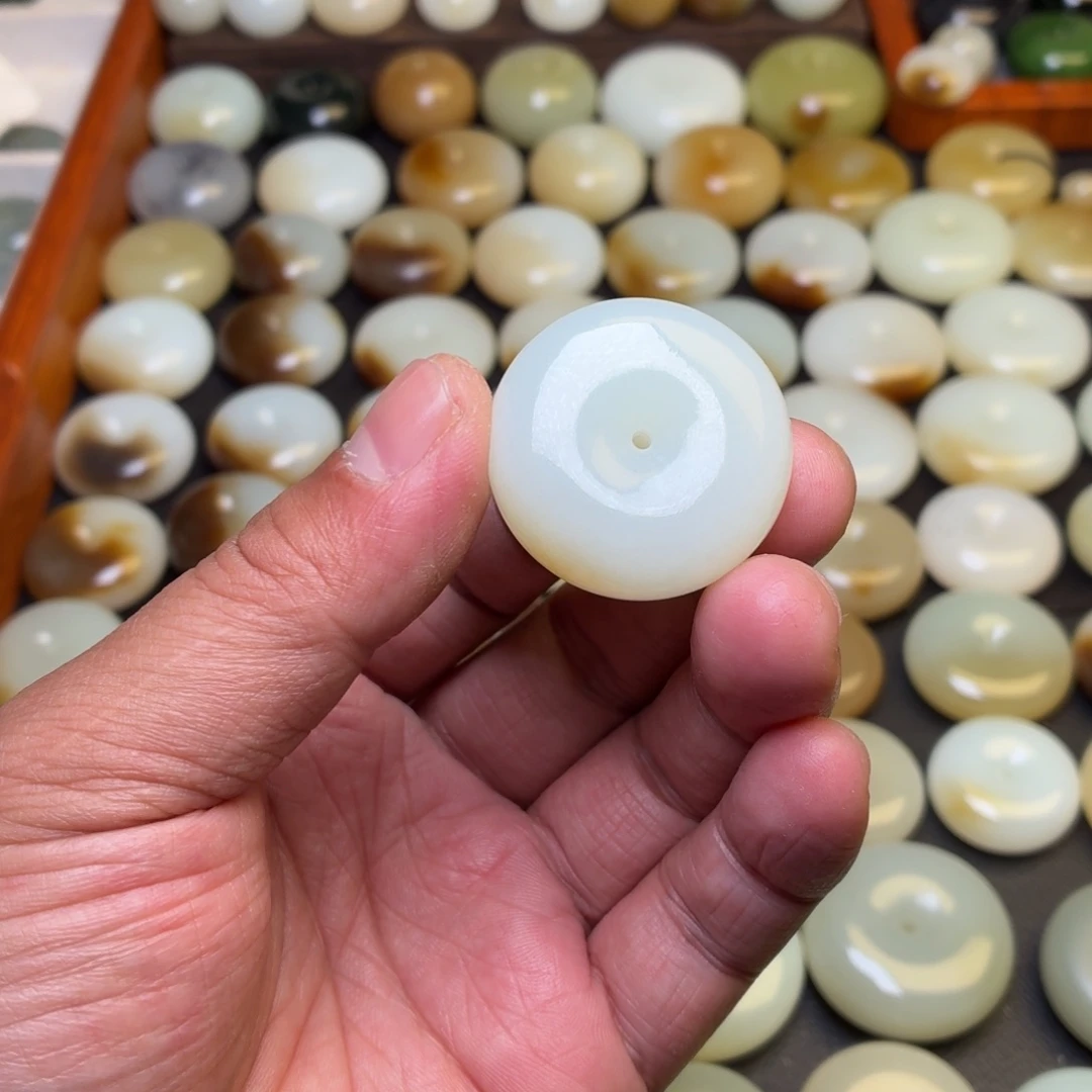 蔷***薇和田玉未镶嵌颈饰