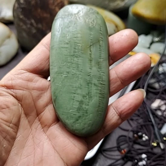 和田玉未镶嵌把件