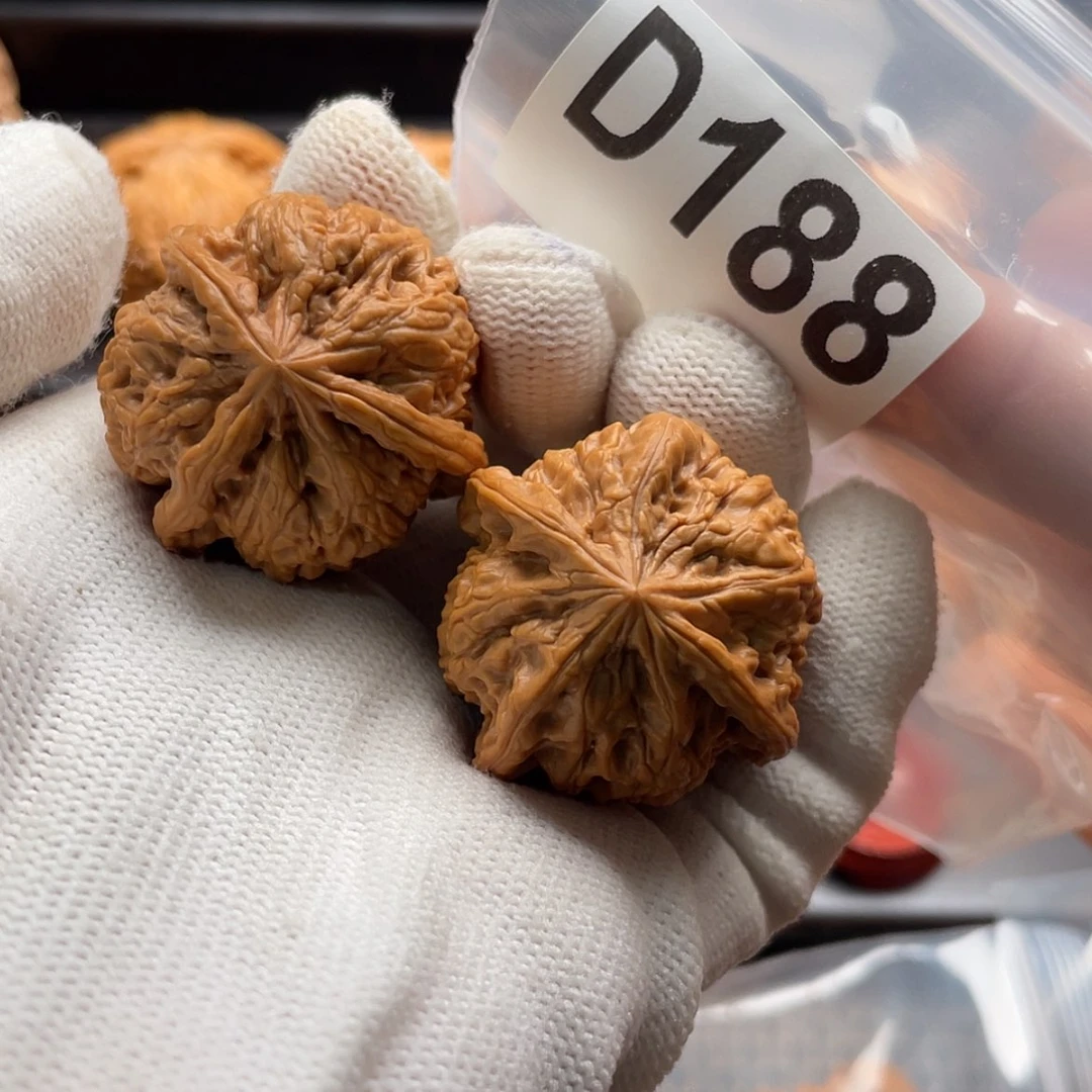 【闪购商品】文玩核桃吊坠D188三棱丁字